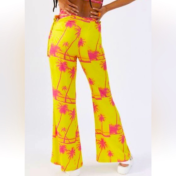 Urban Outfitters Size 0 - Yellow Pink
Tropical Palm Tree Cut Out Flare
Pants NWT - Picture 4 of 7